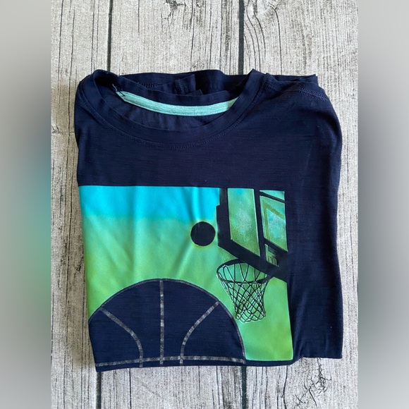 Old Navy short ACTIVE sleeve tee. Boys size XL (14-16) Like new condition. - Picture 3 of 5